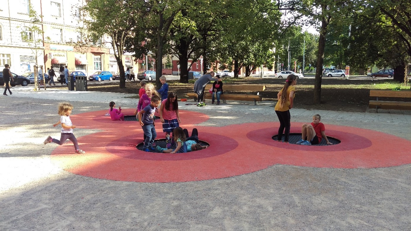Děti si hrají na instalovaných trampolínách
