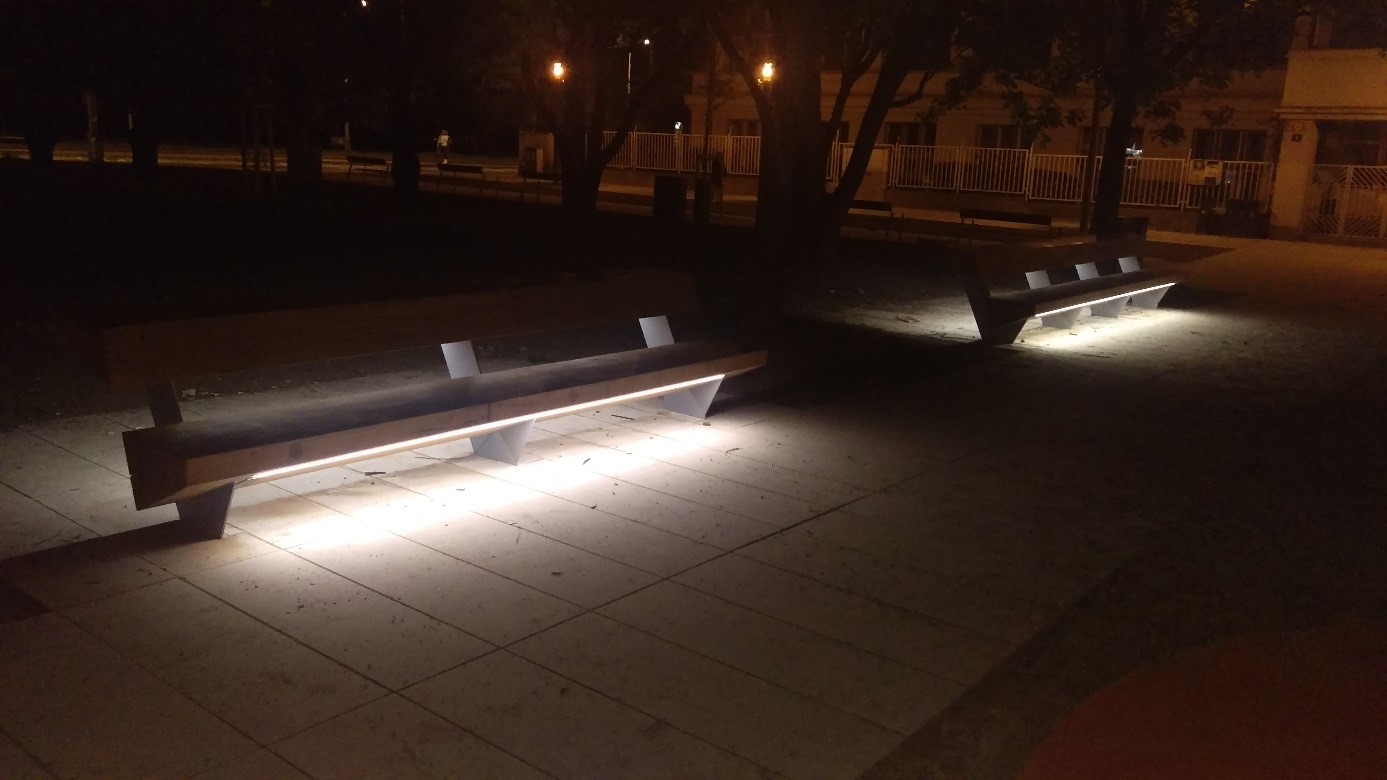 Osvětlené lavičky v parku v noci
