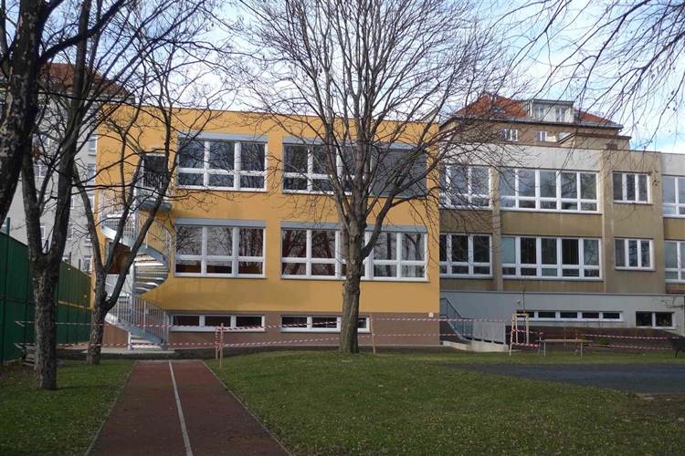 Praha 10 posiluje ochranu školáků. Všech 13 škol dostane kamerové systémy