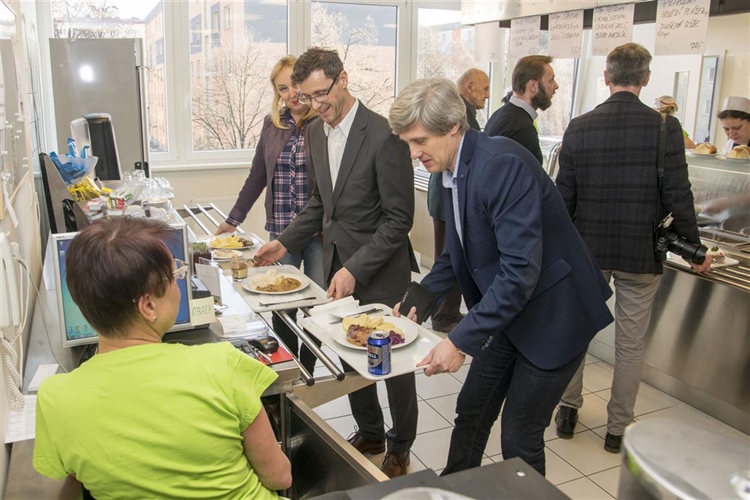 Praha 10 otevřela veřejnou jídelnu v Bytovém domě Malešice