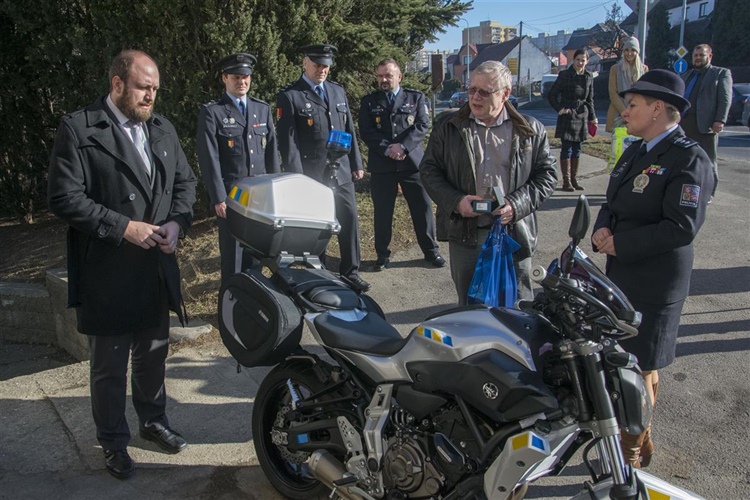Radnice podpořila policii, pořídila motorku a mobilní telefony