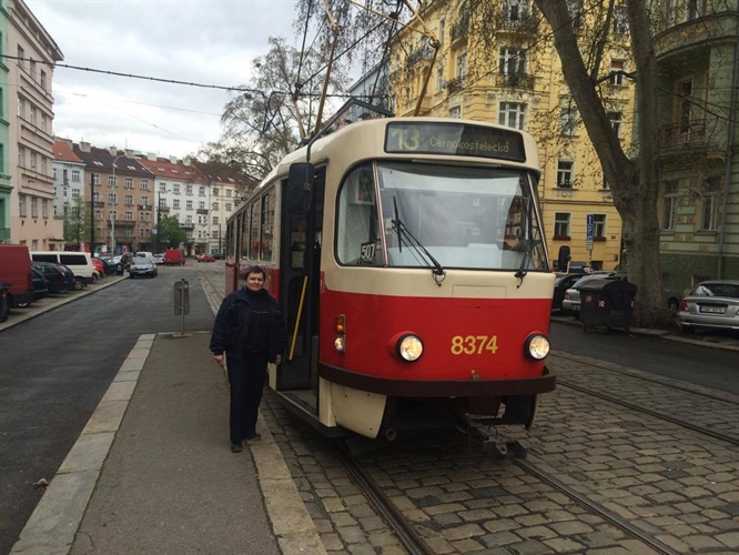 Do Vršovic nově jezdí tramvaj č. 13, Praha 10 vyjednala opravu smyčky v Minské