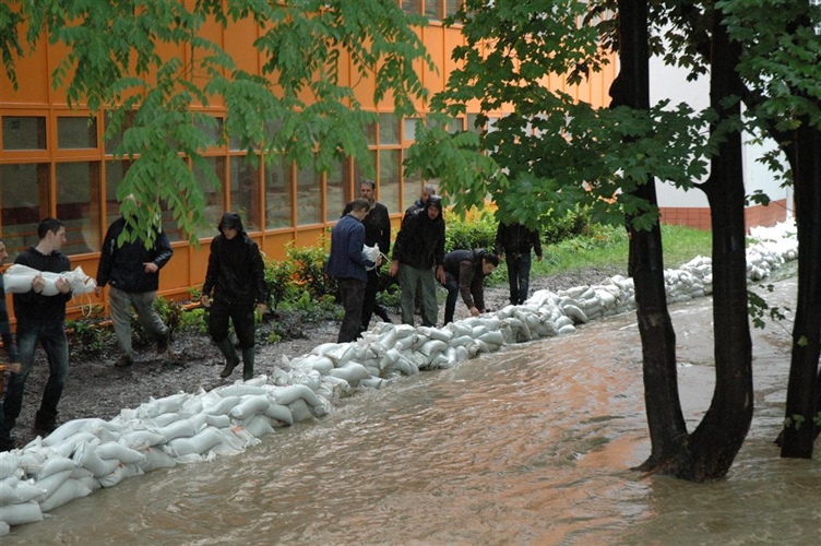 Povodně působí v částech Prahy 10 rozsáhlé škody