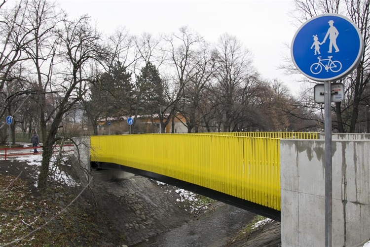 Praha 10 otevřela mostek přes Botič. Ten zpříjemní procházky lidem z Vršovic i Nuslí a potěší cyklisty