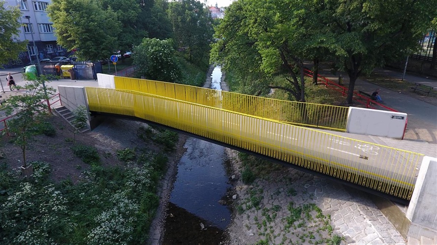 Praha pojmenovala mostek přes Botič po ukrajinském bojovníkovi za svobodu a park ve Vršovicích po známém malíři