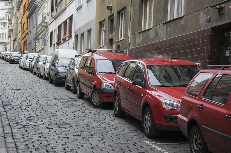 Radnice Prahy 10 připravuje zavedení parkovacích zón