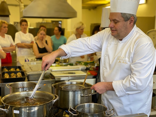 Školní jídelna Praha 10 angažovala „pětihvězdičkového“ kuchaře