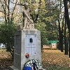 Praha 10 uctila své válečné veterány u nově zrestaurovaného legionářského pomníku u Strašnické školy