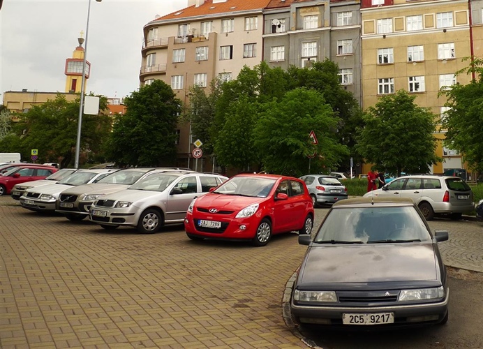 Praha 10 je připravena řešit parkovací zóny – téměř rok ale čeká na studii magistrátu