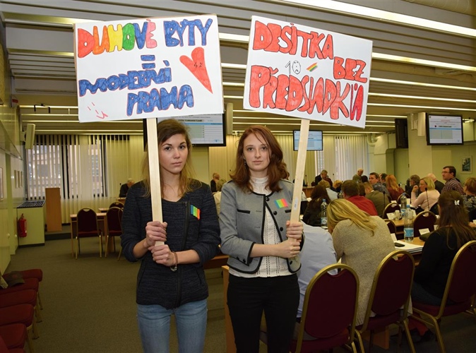 Na zastupitelstvu bylo rušno: aktivisté přišli podpořit „duhové byty“