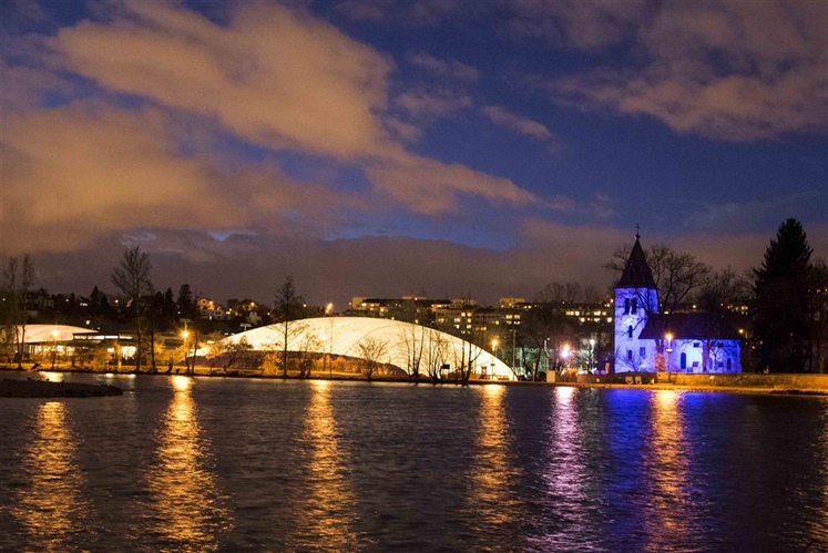 Praha 10 nasvítila modře kostel, připojila se tím ke kampani na podporu autistů