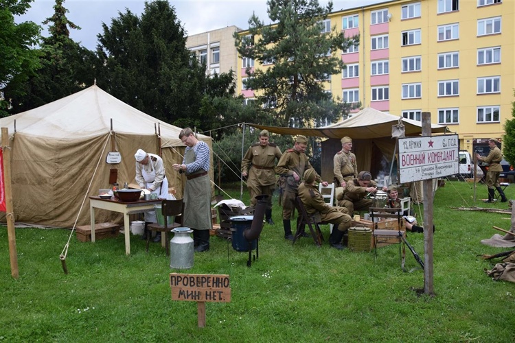 Oslavy osvobození v Praze 10: koncerty, divadla, ples, desítky pamětníků i těžká bojová technika