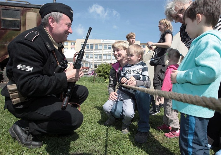 Praha 10 si připomněla 70. výročí osvobození: uctila pamětníky a zaujala vojenským táborem