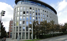 Praha 10 vyvěsila tibetskou vlajku na radnici