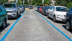 Parkovací zóny v Malešicích začnou platit o téměř měsíc...
