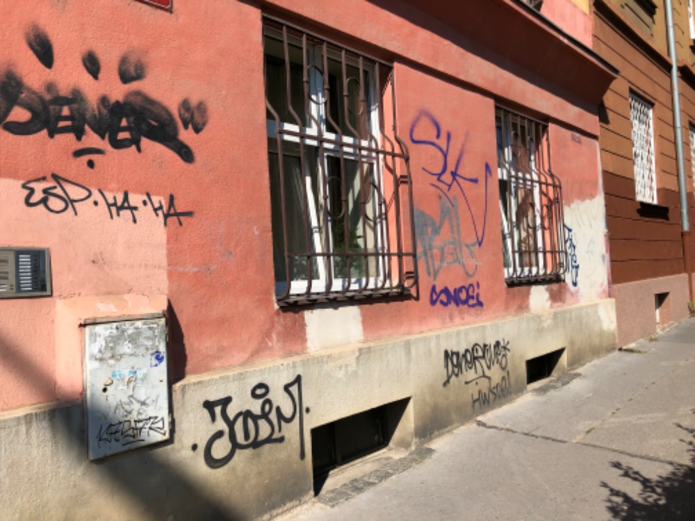 Dům poničený graffiti